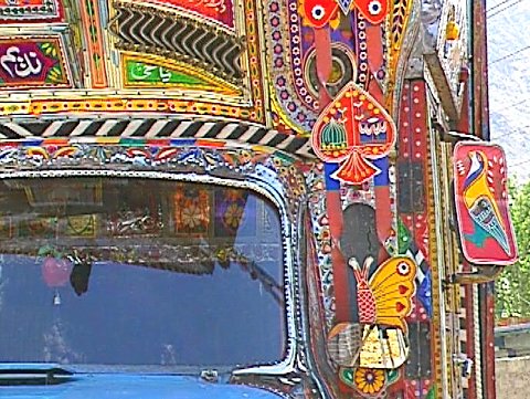 Bunt geschmückter Pferdetransport [Klick auf das Bild, schließt das Fenster]