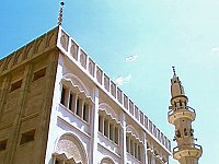 Minarett und ein prächtiges Haus arabischer Architektur