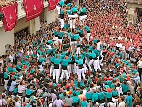 Eine dichte Menschenmenge bildet die Basis für den Turm [Klick auf das Bild, schließt das Fenster]