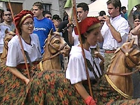 Zwei junge Frauen in Pferdekostümen [Klick auf das Bild, schließt das Fenster]