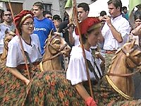 Zwei junge Frauen in Pferdekostümen