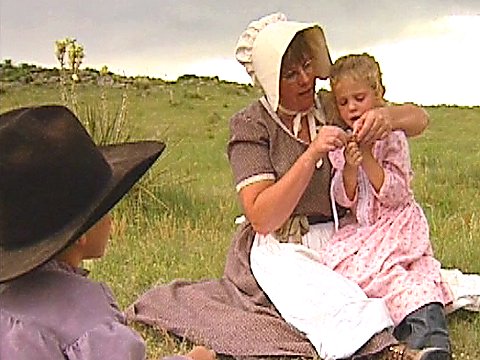 Eine Mutter mit ihrem beiden Kindern [Klick auf das Bild, schließt das Fenster]