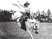 Schwarz-weiß Foto einer Rodeo-Reiterin