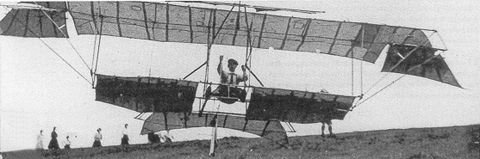 Schwarz-weiß Aufnahme eines Segelfliegers [Klick auf das Bild, schließt das Fenster]