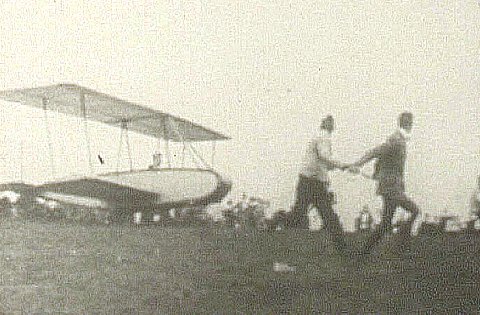 Alte Aufnahme eines Segelflugzeugs [Klick auf das Bild, schließt das Fenster]