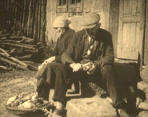 Historisches Foto: Altes Ehepaar vor Ihrem Haus beim Gemüse schälen [Klick auf das Bild, schließt das Fenster]