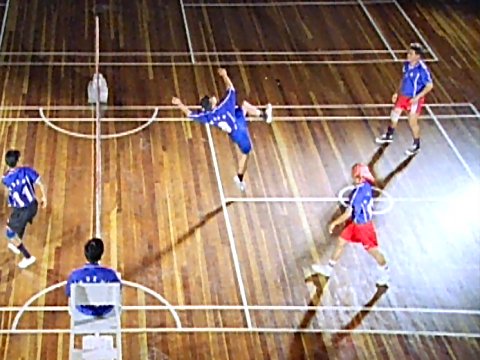 Sepak Takraw Spieler auf dem Spielfeld [Klick auf das Bild, schließt das Fenster]