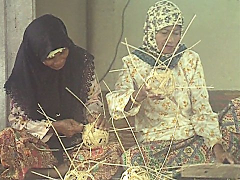 Zwei Frauen bei der Herstellung von Sepak Takraw Bällen aus Rattan [Klick auf das Bild, schließt das Fenster]