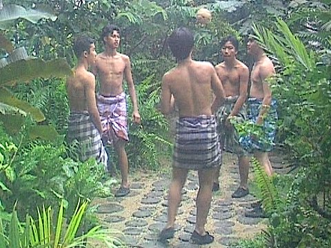 Junge Männer spielen Sepak Raga [Klick auf das Bild, schließt das Fenster]