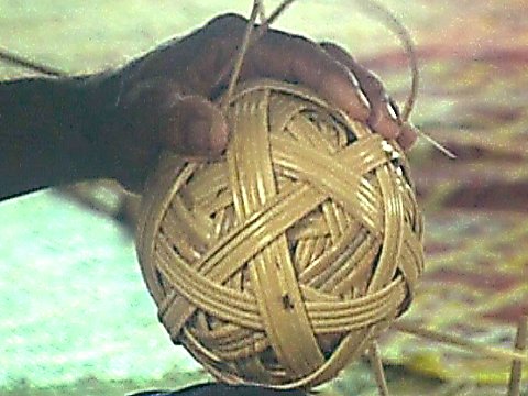 Ein traditioneller Ball aus Rattan [Klick auf das Bild, schließt das Fenster]
