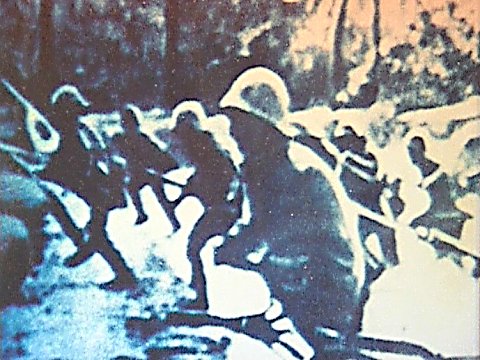 Foto mit laufenden Soldaten [Klick auf das Bild, schließt das Fenster]