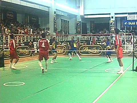 Ein Sepak Takraw Spiel mit Zuschauern in einer Sporthalle [Klick auf das Bild, schließt das Fenster]