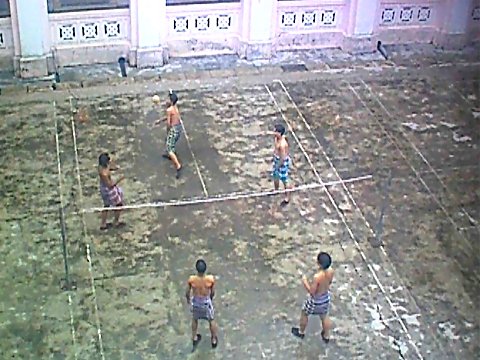 Ein Sepak Takraw Spielfeld mit Spielern von oben [Klick auf das Bild, schließt das Fenster]