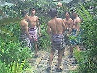 Junge Männer spielen Sepak Raga