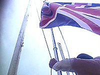Ein Mann hisst eine englische Flagge
