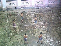 Ein Sepak Takraw Spielfeld mit Spielern von oben