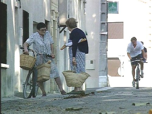 Zwei ältere Frauen unterhalten sich in einer Seitenstrasse [Klick auf das Bild, schließt das Fenster]