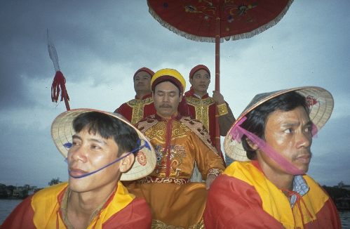Ein Adeliger mit vier Wächtern [Klick auf das Bild, schließt das Fenster]
