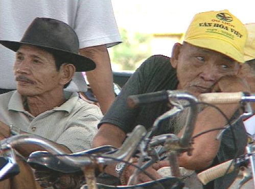 Foto zweier, älterer Vietnamesen [Klick auf das Bild, schließt das Fenster]