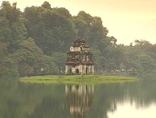 Ein altes Gebäude auf einer kleinen Insel inmitten eines Flusses [Klick auf das Bild, schließt das Fenster]