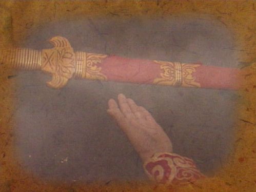 Eine Hand greift nach einem Schwert [Klick auf das Bild, schließt das Fenster]