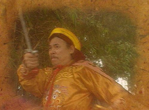 Der Feldherr Le Loi, kampfbereit mit gezücktem Schwert [Klick auf das Bild, schließt das Fenster]