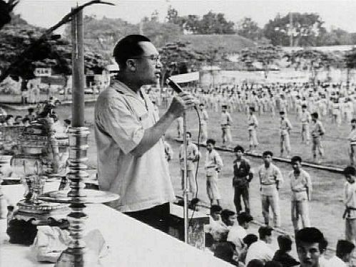 Meister Nguyen Loc unterrichtet Vovinamkämpfer [Klick auf das Bild, schließt das Fenster]