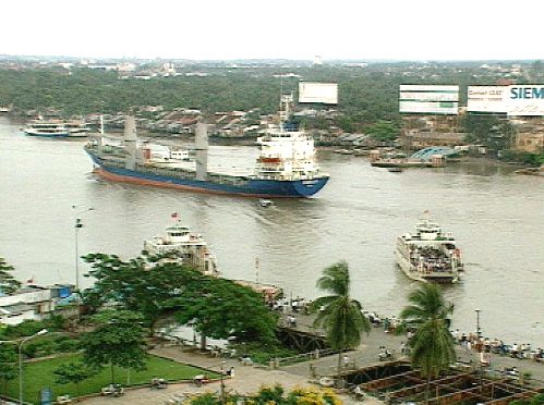 Ein Frachtschiff auf einem Fluss [Klick auf das Bild, schließt das Fenster]