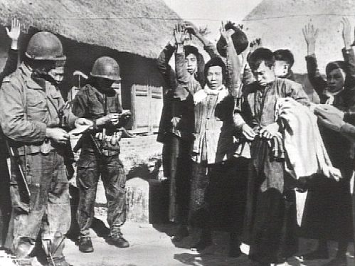 Amerikanische Soldaten mit vietnamesischen Gefangenen [Klick auf das Bild, schließt das Fenster]