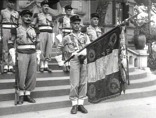 Französische Soldaten mit Flagge [Klick auf das Bild, schließt das Fenster]