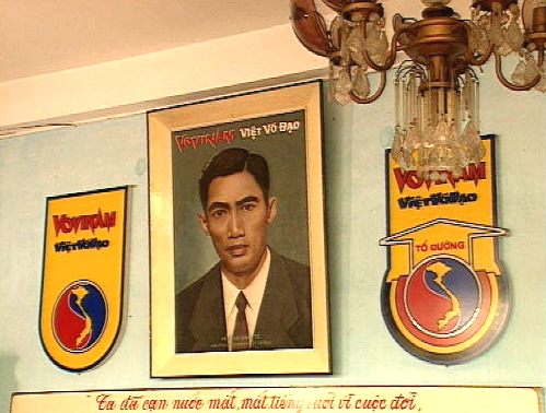 Eine Wand mit dem Portrait des Meisters Nguyen Loc und den Vovinam Wappen [Klick auf das Bild, schließt das Fenster]
