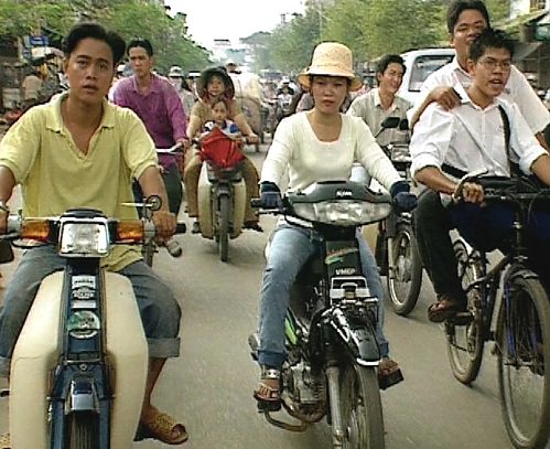 Junge Vietnamesen auf Motorrollern [Klick auf das Bild, schließt das Fenster]