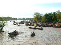 Boote auf dem Delta des "Roten Flusses"
