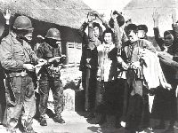 Amerikanische Soldaten mit vietnamesischen Gefangenen