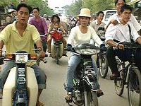 Junge Vietnamesen auf Motorrollern
