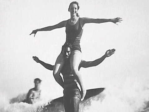 Eine Frau auf den Schultern eines Surfers [Klick auf das Bild, schließt das Fenster]