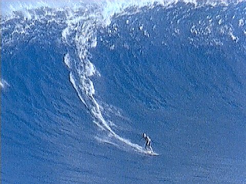Ein Surfer reitet auf einer der gefürchteten Riesenwellen [Klick auf das Bild, schließt das Fenster]
