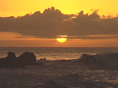 Ein Sonnenuntergang über dem Meer [Klick auf das Bild, schließt das Fenster]