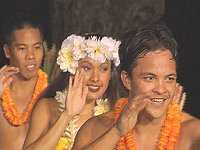 Drei Hawaiianer mit Blütenkränzen bei traditionellen Tänzen