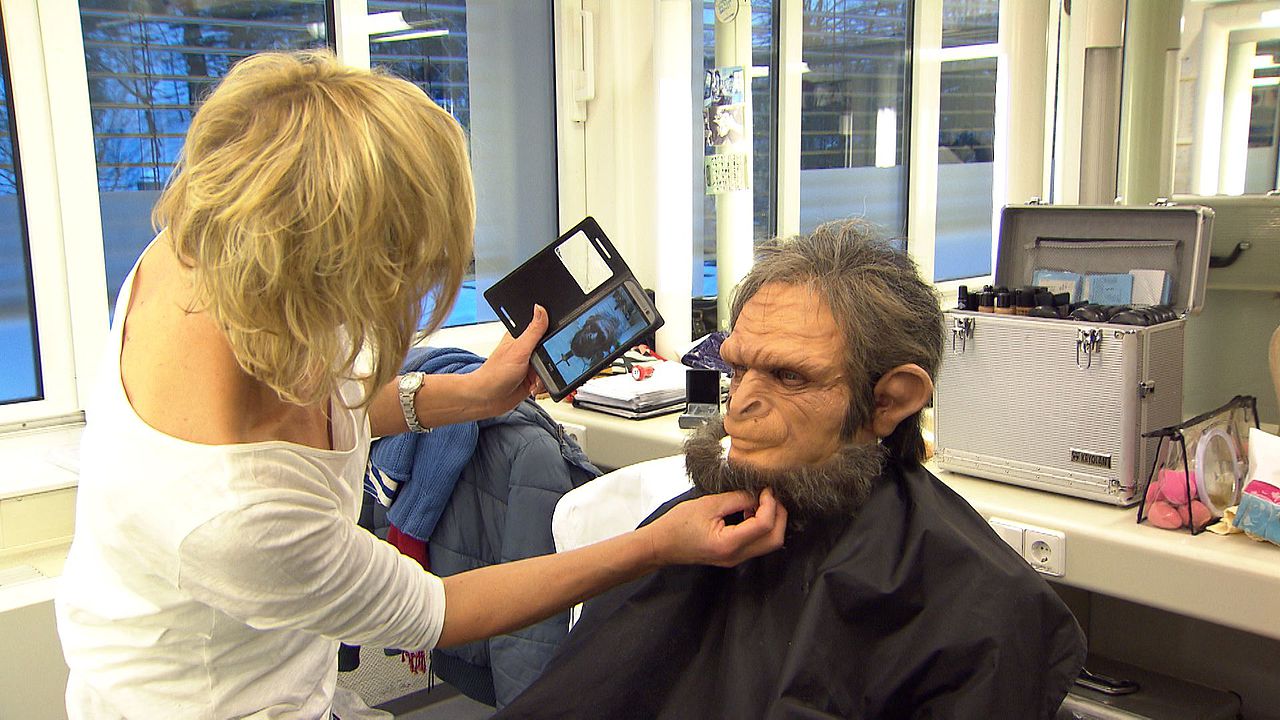 Der Bart wird mit dem Maskenfoto verglichen 