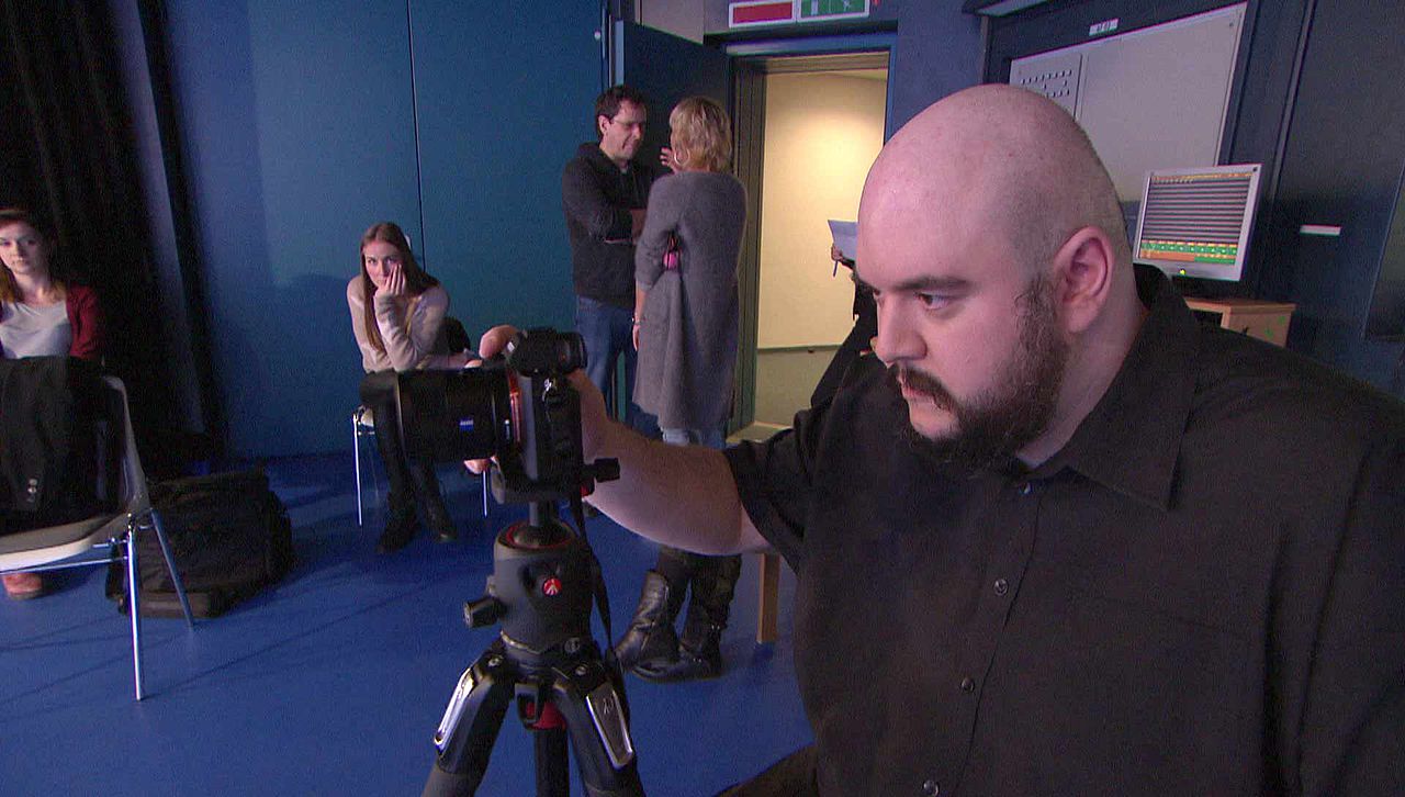 Der VFX-Artist fotografiert seine Vorlagen für die Digitalisierung selbst