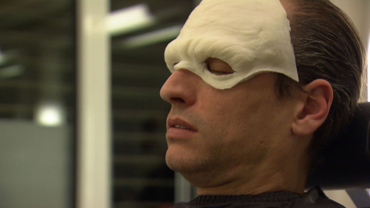 Der obere Teil der Maske wird angepasst