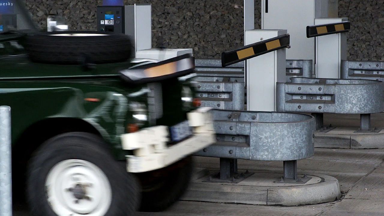 Ein Auto durchbricht eine Schranke