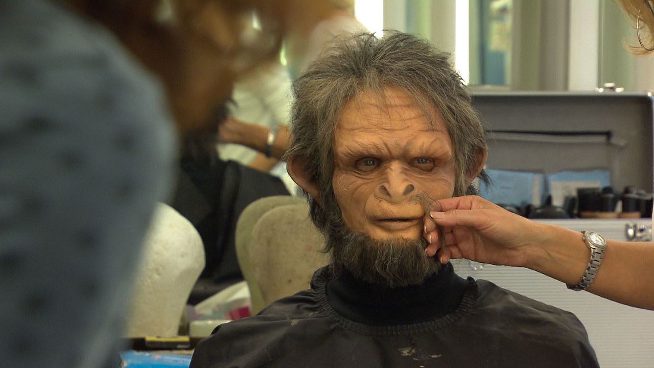 Die Luftlöcher unter der Nase werden durch einen Oberlippenbart kaschiert