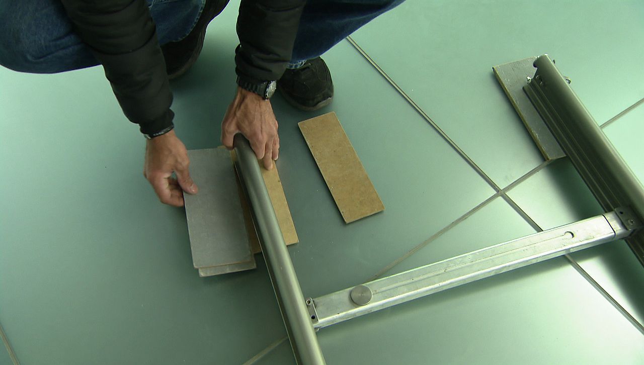 Um Unebenheiten auszugleichen werden Holzscheiben unter die Dolly-Schienen gelegt. 