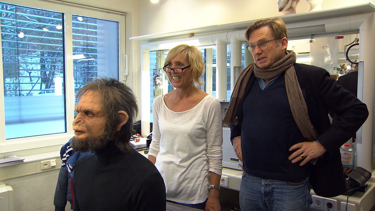 Der Regisseur ist mit der Affenmaske zufrieden