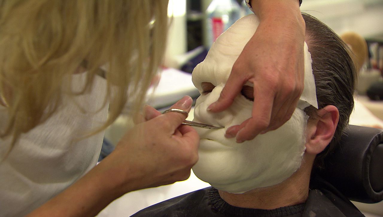 Öffnungen zum Sprechen und Atmen werden herausgeschnitten 