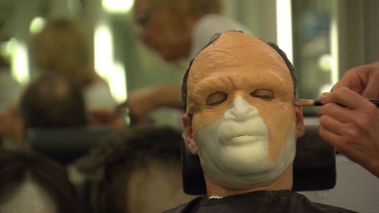 Die Maske wird geschminkt