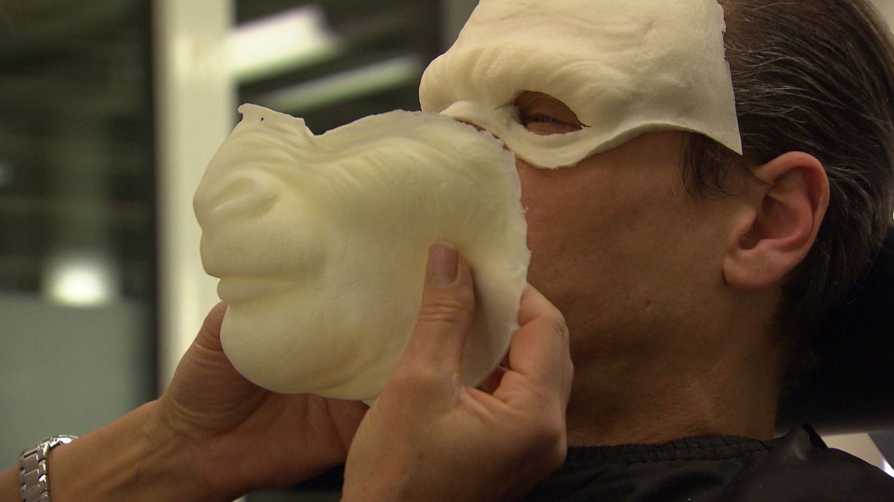 Der untereTeil der Maske wird angepasst