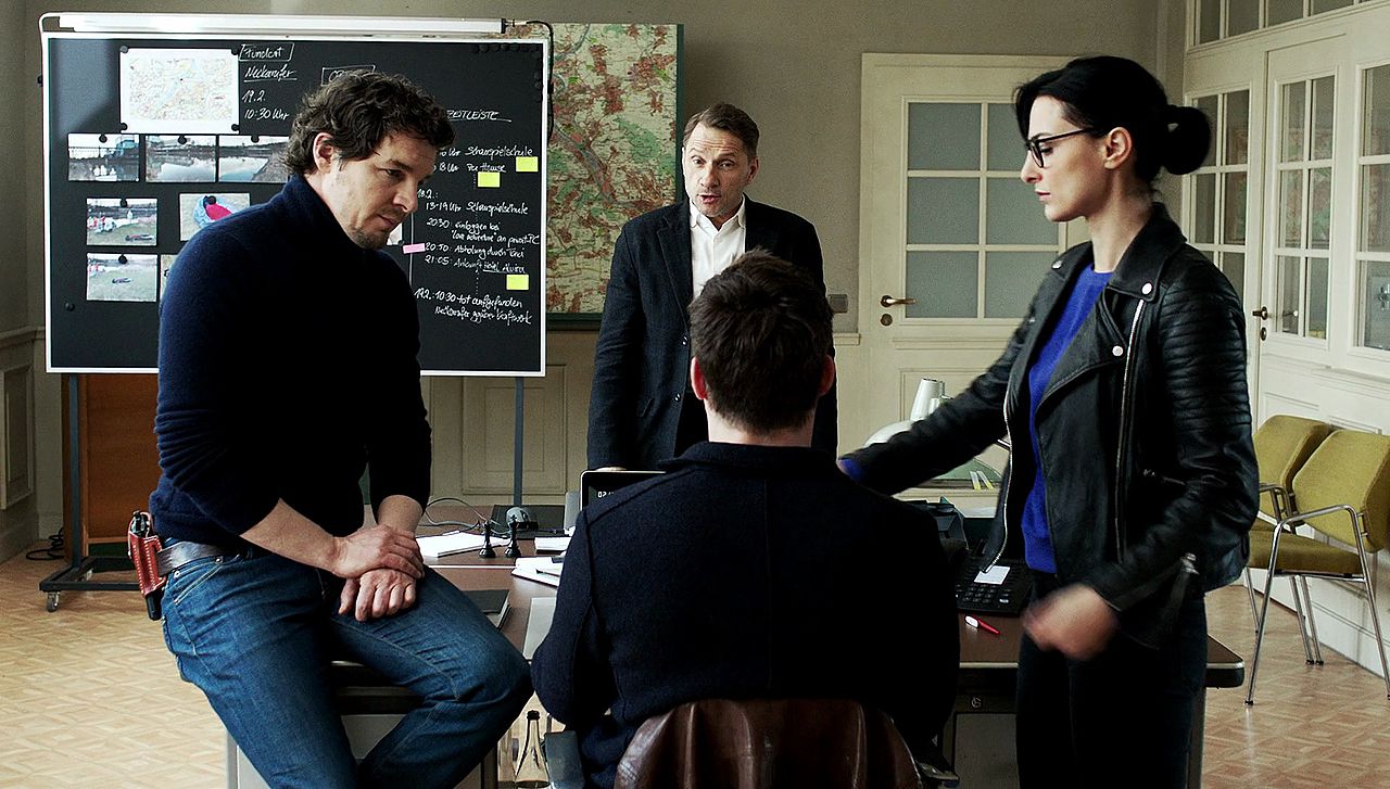 Ermittler-Team im Kommissariat: gedeckte Farben